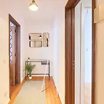 Habitación en casa particular Sunny With Private Balcony *