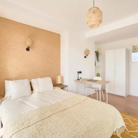 Sunny With Private Balcony Проживание в семье