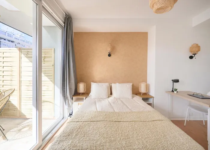 Sunny With Private Balcony Проживание в семье *