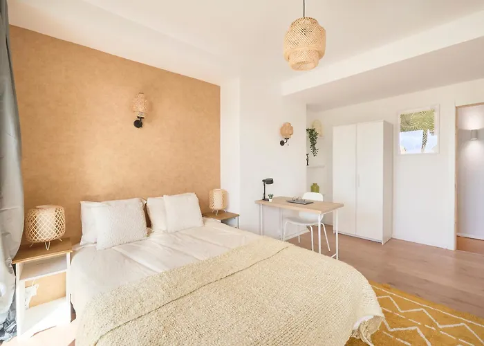 Sunny With Private Balcony Проживание в семье