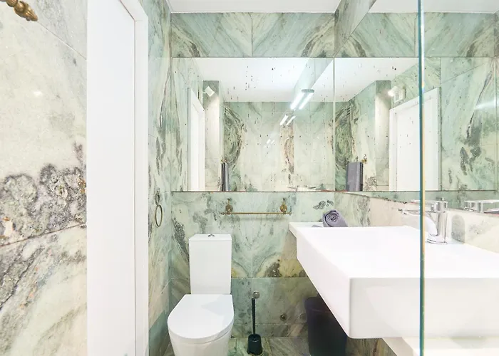 Sunny With Private Balcony Лиссабон